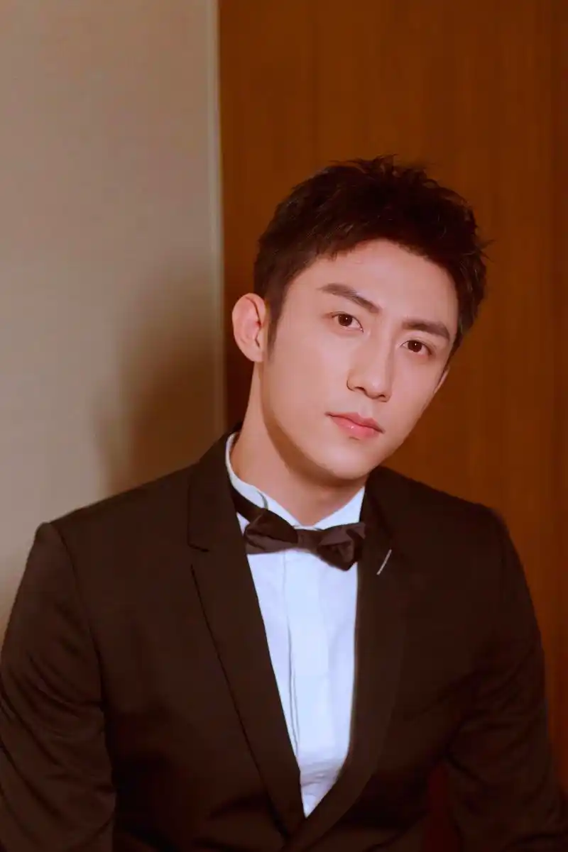 黄景瑜精致西装出席活动 光影中现温柔眼神杀