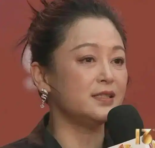 陈凯歌带妻子走红毯,55岁陈红愈发老态,还没65岁倪萍好看