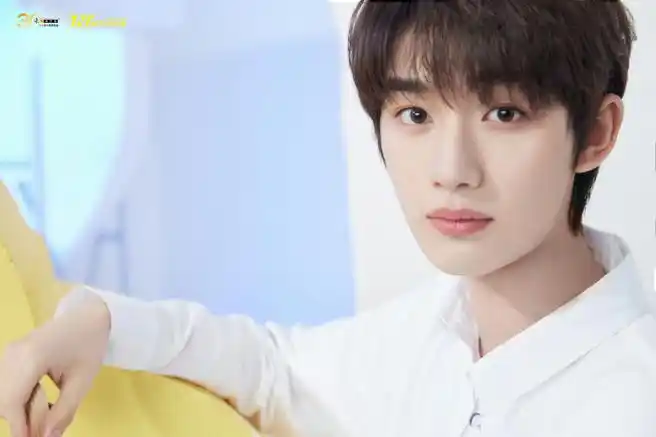 丁程鑫白色衬衫