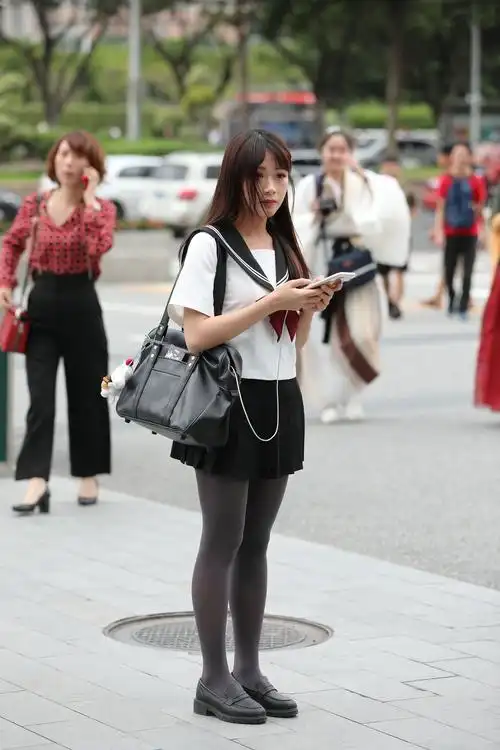 高中生在学校穿校服裤子配丝袜是什么体验