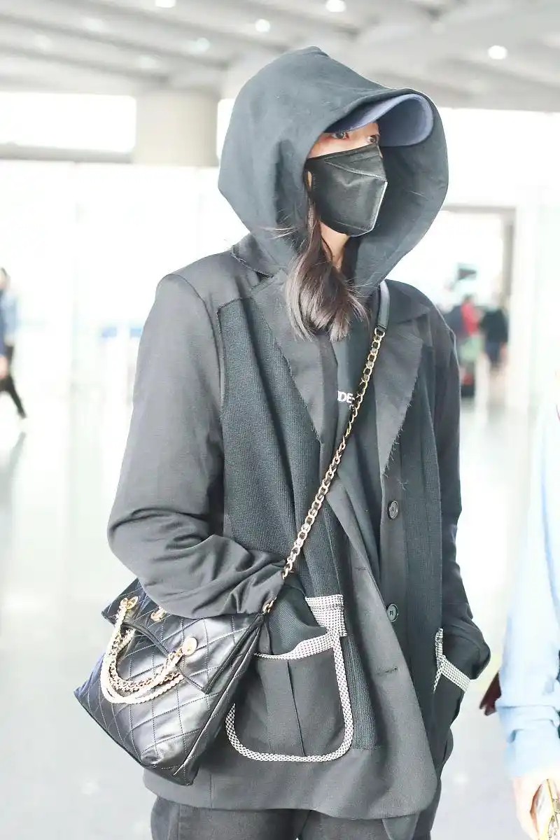 关晓彤街拍:拼接西装搭配破洞裤 chanel珍珠折叠包酷飒有型