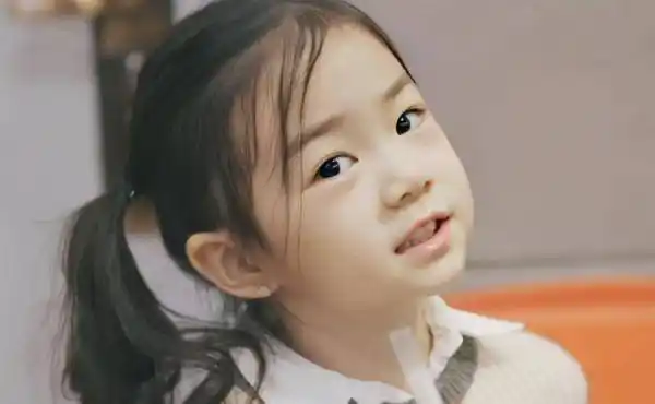 戚薇养女儿还是很用心的,平时说话做事的方式,在lucky面前的时候都会