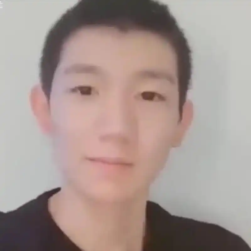 王源的寸头造型,很直男的拍照角度,被网友吐槽丑,也有网友觉得和以前