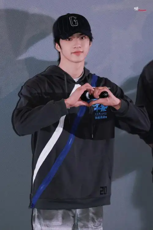 点击收获比心敲可爱  #雷佳音刘耀文 父爱芥末沉重