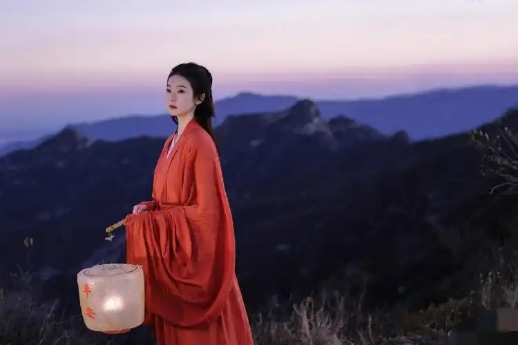 张艺凡红衣古风造型写真,清冷飘逸,灵动仙气__财经头条