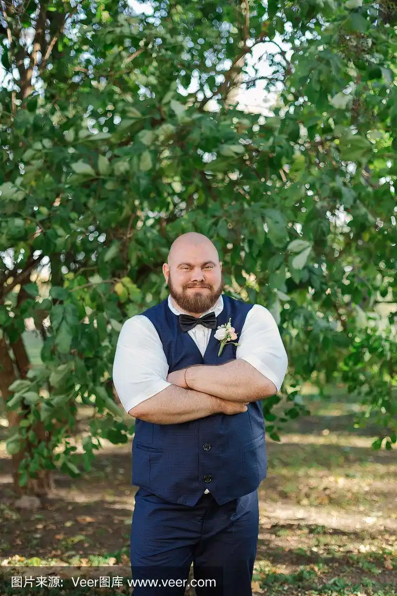 公园里留着胡子的胖新郎