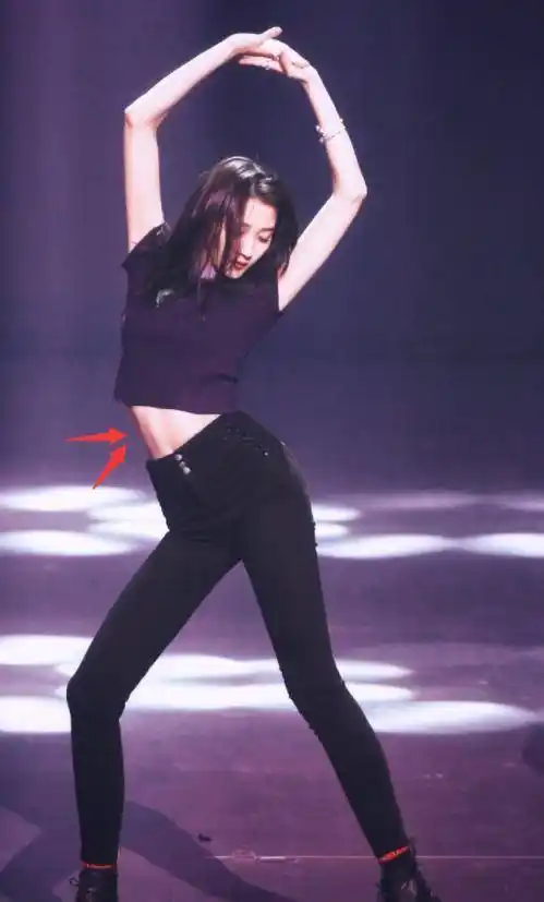 有一种"惊艳"叫关晓彤的腹肌,本以为是温柔女友,镜头拉近后愣了_表演