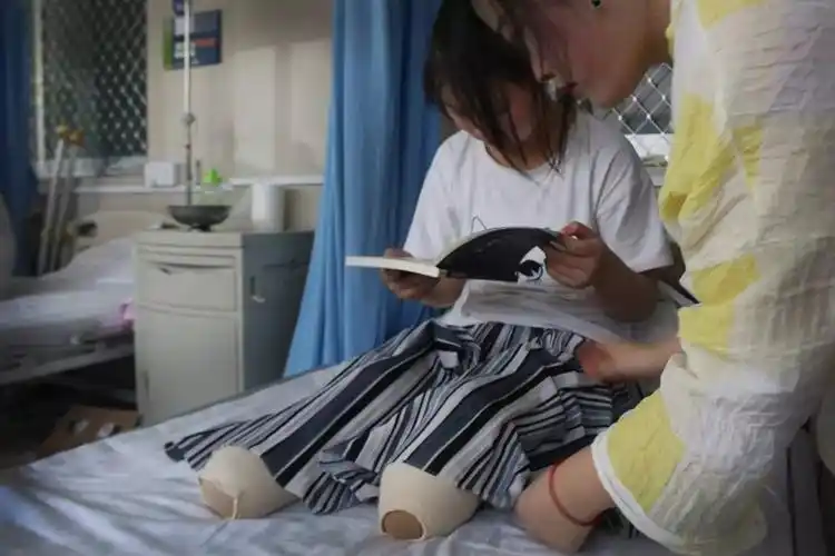 14岁花季少女双腿截肢笑对生活梦想考上大学