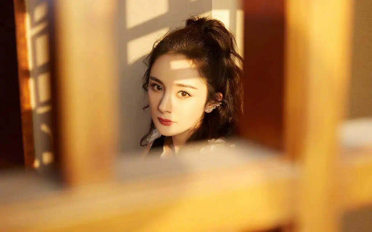 杨幂羽毛裙性感优雅桌面壁纸