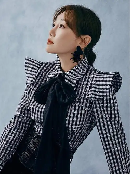 薛佳凝最新大片释出 惊艳展现叠纱红裙