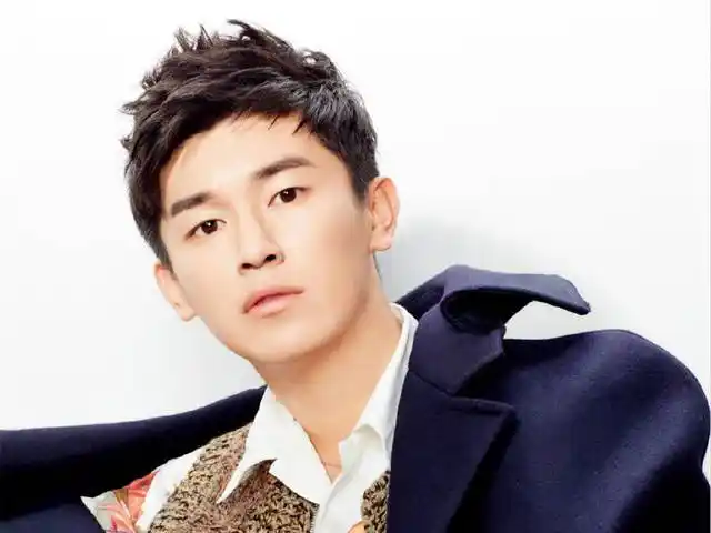 杨旭文认真勤奋的帅气大男生