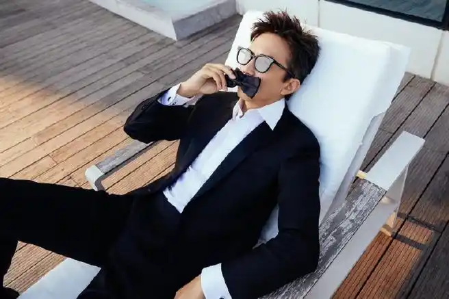 今天晚上的邓超真的是格外的帅呀,认真搞事业的男人真的是超级的帅气