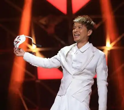 图蒙面歌王李克勤是哪一期评委团集体陷猜测黑洞