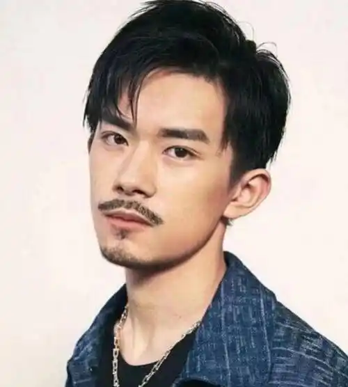 当小鲜肉留胡子:肖战沧桑,李现清爽,杨洋认不出!_照片_少年_王一博