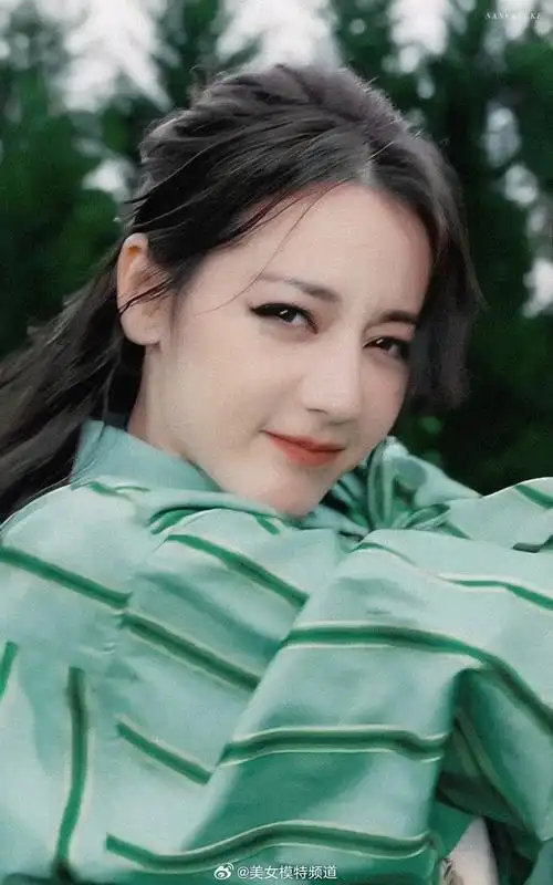 迪丽热巴绿衣烟熏妆可爱又妩媚