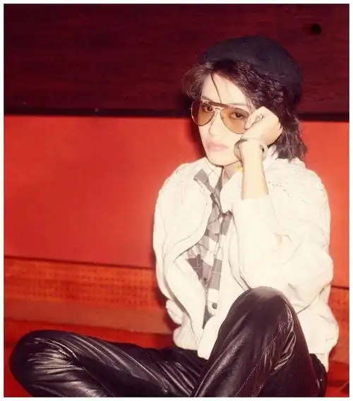 回顾80年代巨星梅艳芳百变穿搭,至今也是可圈可点,致敬经典