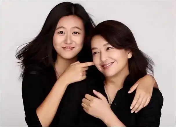 靳东与江珊情缘已逝坚定守护离异妻子李佳情深不移