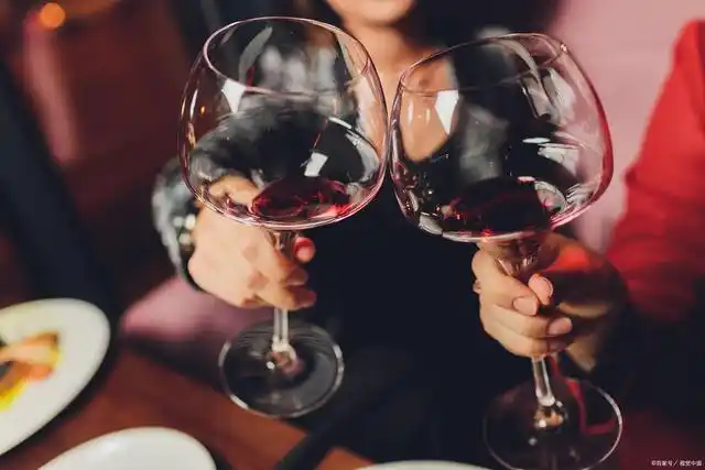 墓碑插进去,把浓缩的生平刻上,把酒杯斟满 人生的每一个特殊的时刻都