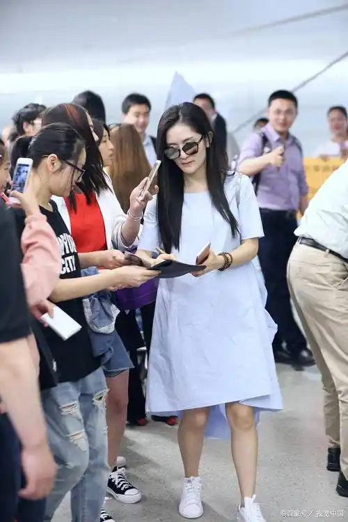 吃一堑长一智,谢娜现身机场郑重其事解释,可以拍别影响其他旅客_明星