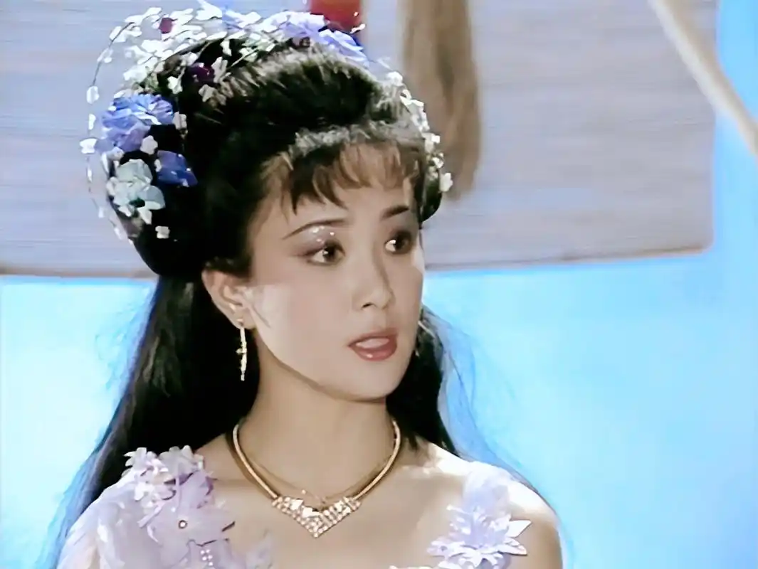 "最美妲己"傅艺伟,两段失败的婚姻最对不起儿子,今58岁仍单身