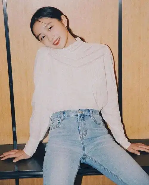 在合影照中,许久不见的黄多多又长高许多,如今她虽只有16岁,身高却快