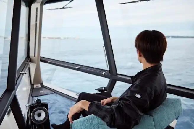 易烊千玺520海边营业照##易烊千玺的背影