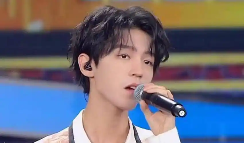 而王源或许是因为妆容和镜头距离的问题,一直饱受诟病的痘印并没有