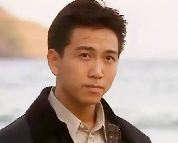 情》代表作第06名:温兆伦当年捞家被评为"全香港最适合穿西装的男人"