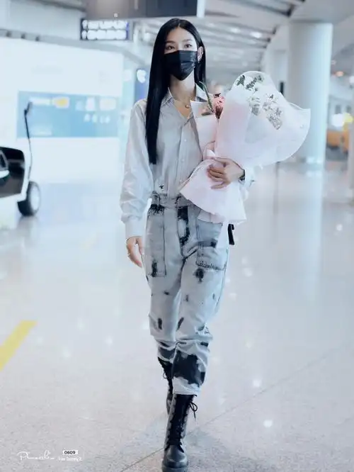 曾可妮衬衫配靴子太帅了