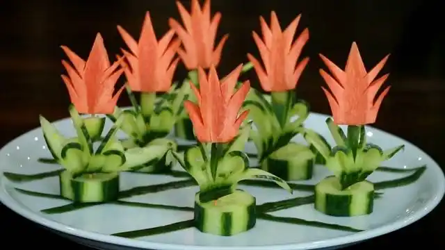 用黄瓜和胡萝卜做出小花朵摆盘