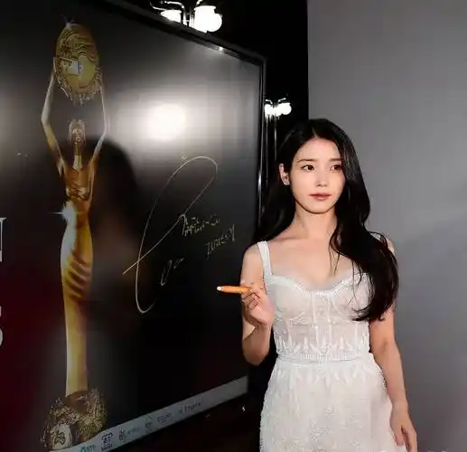 韩国人气女星李知恩出席颁奖礼,白色吊带长裙,纯洁美丽如小仙女般