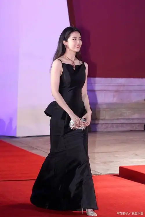 刘亦菲出席活动,宴会的造型和礼服合集来了!