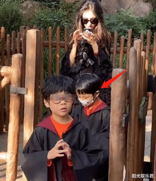 杨颖带儿子游迪士尼私下合影曝光4岁小海绵正面照被群众围观