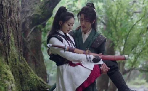 赵丽颖被小10岁王一博公主抱谁注意王一博手放哪避绯闻