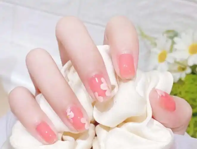 裸粉色手绘小花可爱美甲最新款式