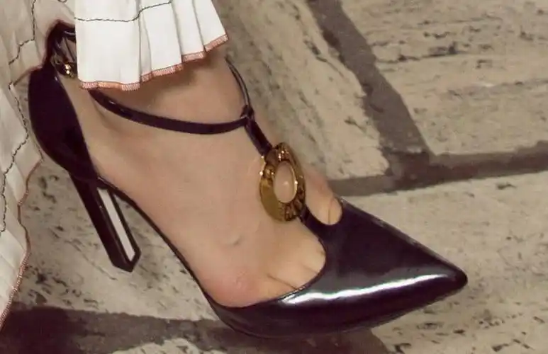 宋茜经常踩着恨天高跳舞外翻严重的大脚趾真惹人心疼