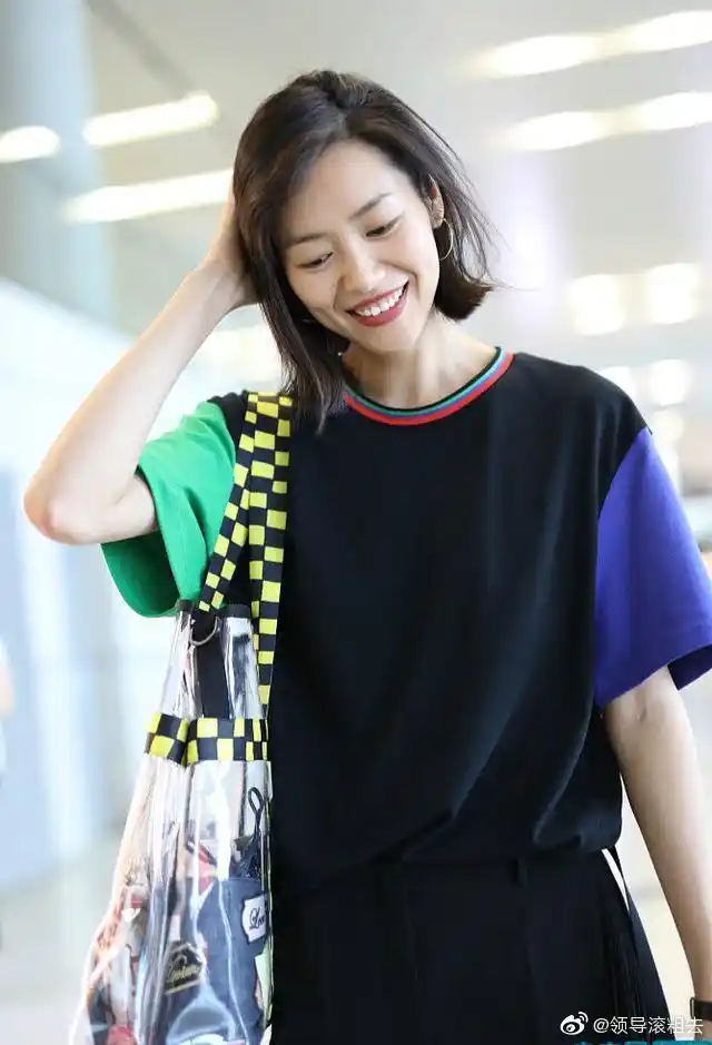 爱了!短发"大表姐"刘雯玩回眸杀撩人于无形