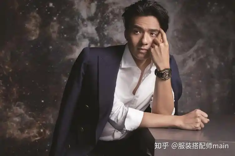 舒淇老公冯德伦登封面西装配条纹衫帅气有型45岁彰显熟男气质