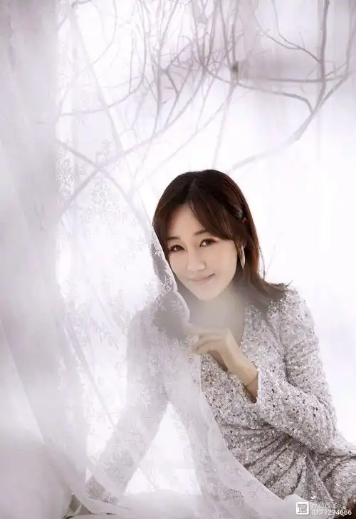 42岁的薛佳凝不显老,身穿黑色和白色拼接设计线衣裙,美得很高级