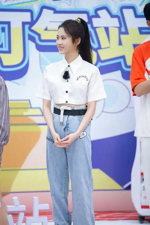 张慧雯扎高马尾身穿白色短衬衫搭配阔腿牛仔裤又甜又酷