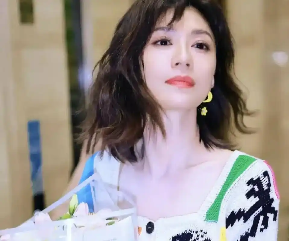 精修图对女明星真的的很重要,贾静雯一下就年轻了十几岁