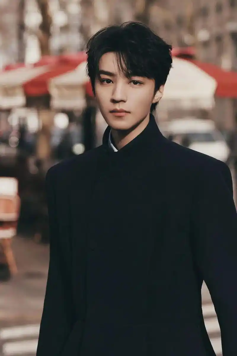 王俊凯巴黎时装周 #王俊凯 #完美侧颜杀 放假回到家才发现