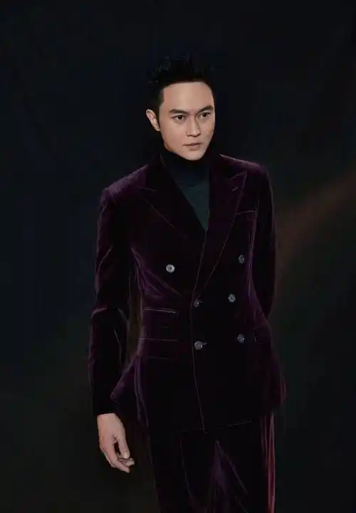 张智霖的审美很高,天鹅绒西装很有型,这个look好有气场