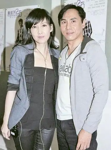 周慧敏现身为黄凯芹演唱会彩排 秘密撰写文章