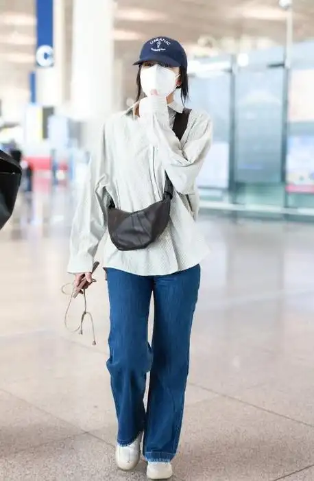 高圆圆现身北京机场简约搭配展现年轻时尚气质