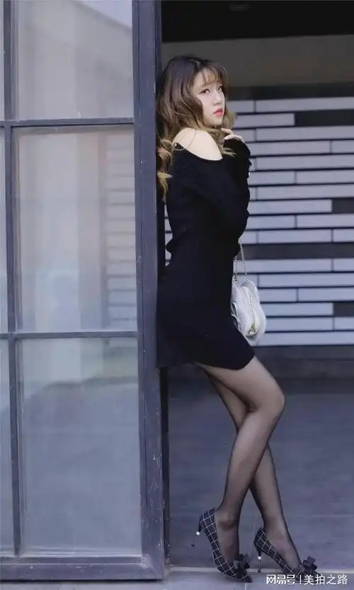 黑色连衣裙黑丝配金属细高跟鞋的美女