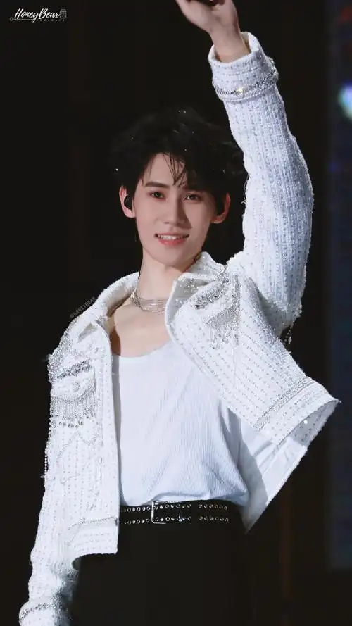 张真源海口演唱会舞台照饭拍