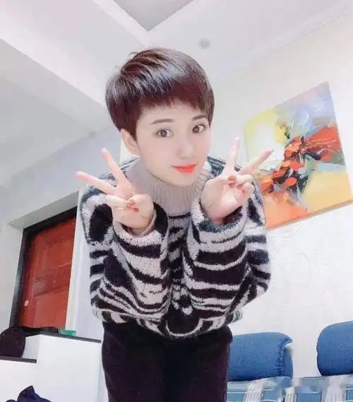 2020流行露耳超短发