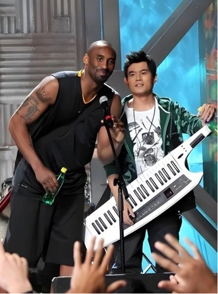 周杰伦演唱会上情绪失控!被歌迷现场深情告白所感动,泪流满面