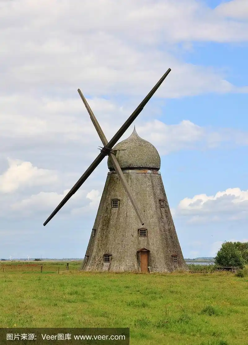 丹麦日德兰半岛的古老木风车.